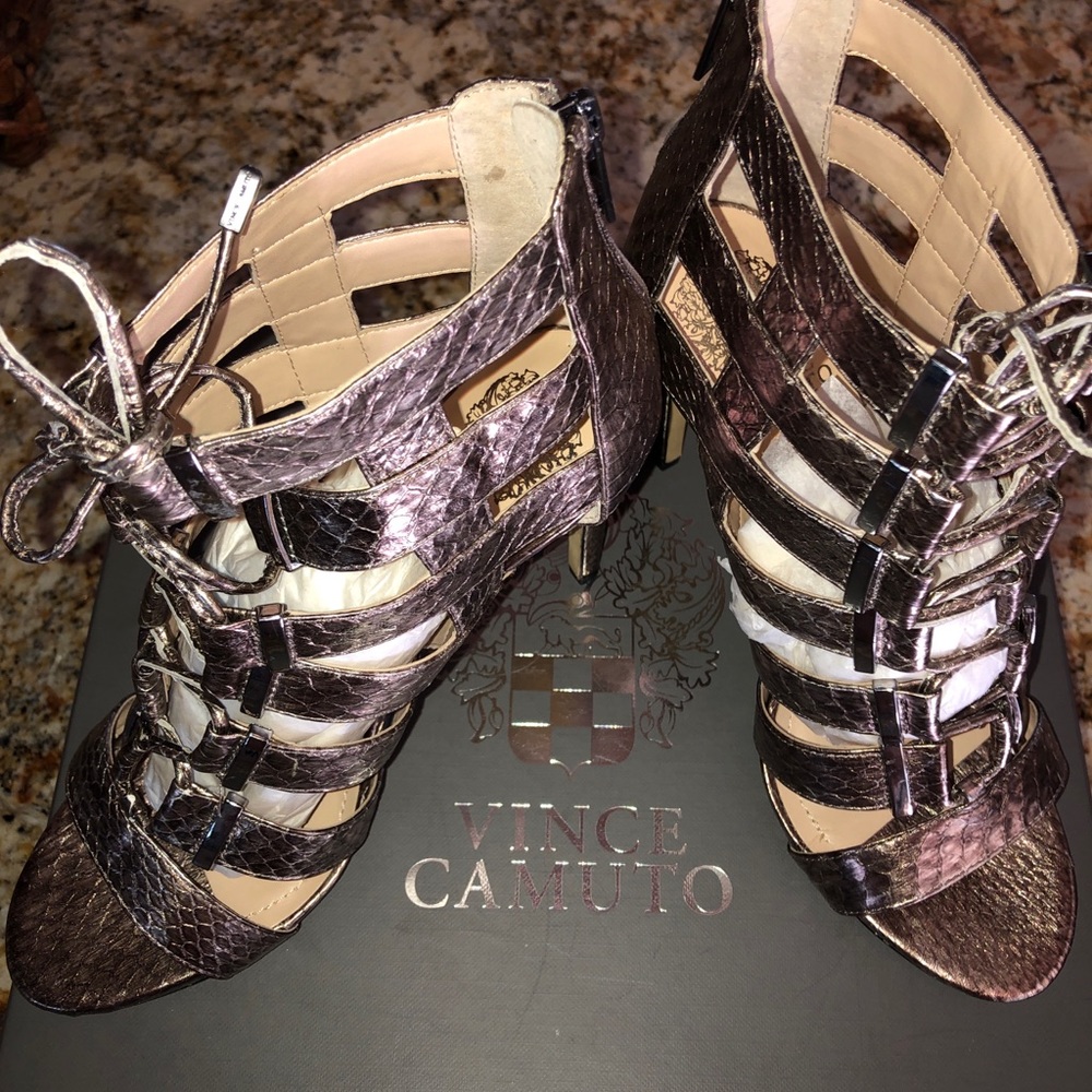 Beautiful Vince Camuto heels metallic gold